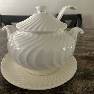 Elegant White Ceramic Soup vintage Tureen with Ladle 8 cups serving